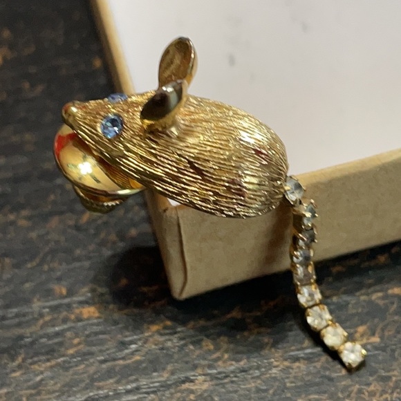 Avon gold tone mouse pin with rhinestone tail and eyes 1.75” - Picture 7 of 8
